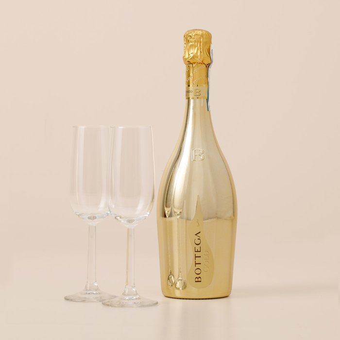 Grote gouden champagnefles met 2 champagne glazen, nr 9 idee cadeaupakket vrouw