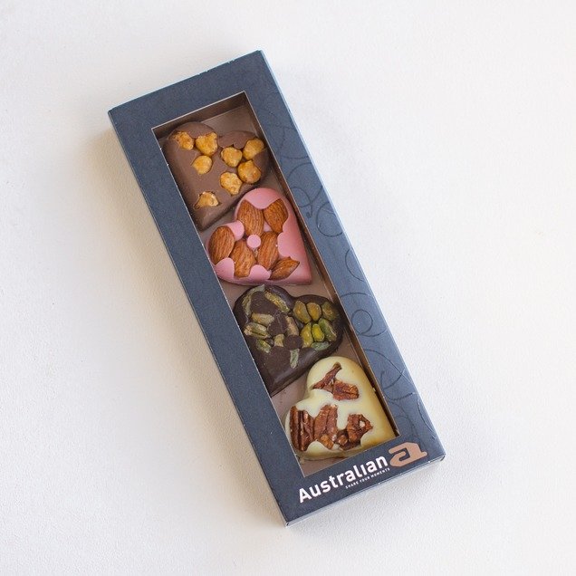 Chocolade harten met diverse noten als kleine gift