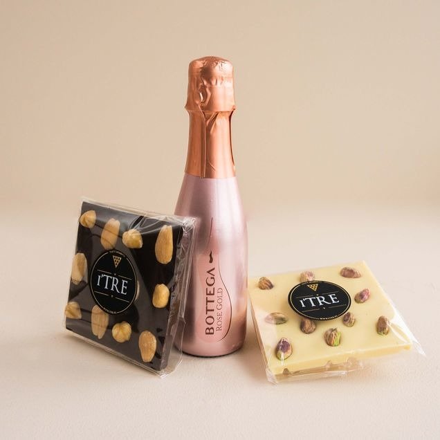 Kleine roze fles champagne in houten kist met twee luxe chocoladerepen, melk- en witte chocolade met noten, nr 9 idee cadeaupakket vrouw